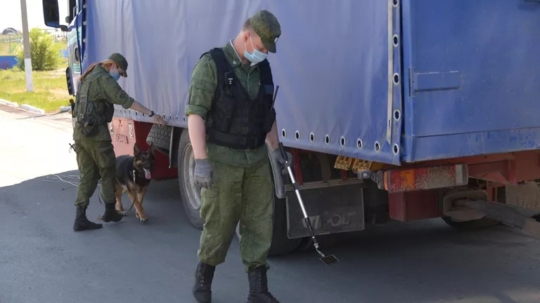 На границе с Россией скопились грузовики: перевозчиков просят менять маршруты - изображение 1