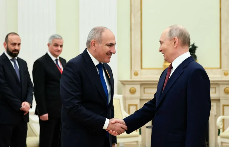 Пашинян поздравил Путина с Днем России - изображение 1