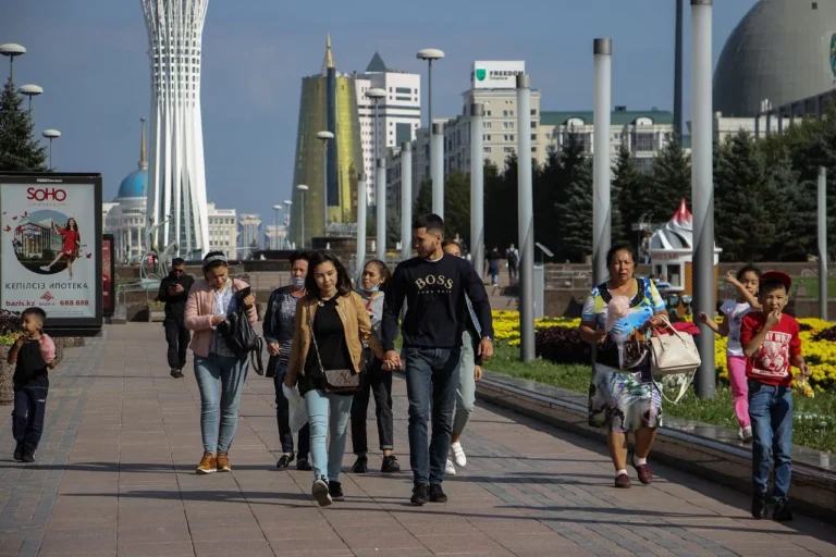 Зарплаты поднимут, кредиты облегчат: казахстанцам снова пообещали лучшую жизнь - изображение 1