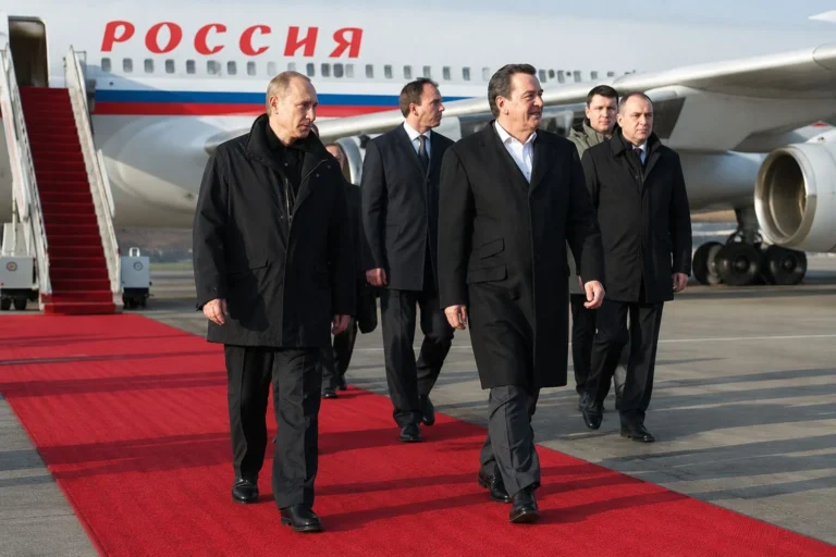 Шрёдер встретился с Путиным в Кремле: детали разговора неизвестны - изображение 1