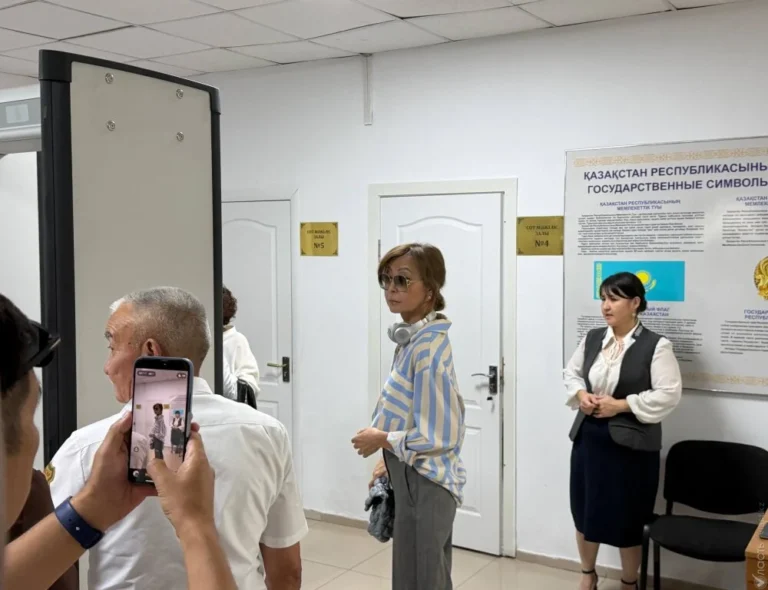 Бажкенова нарушила запрет суда и сменила версию о происхождении $200 тысяч - изображение 1