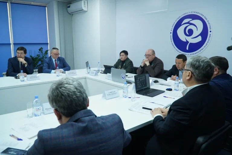 Никаких звёзд и бизнеса: кого ОСДП выдвинула в Курултай - изображение 1