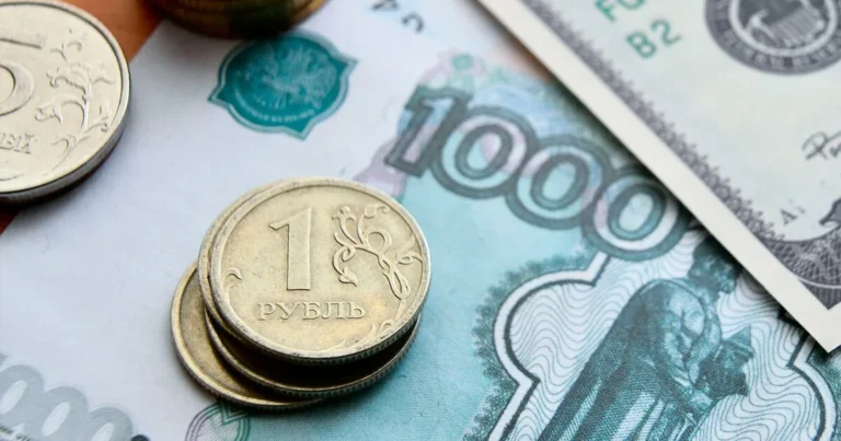 Рубли стали обузой: банки Казахстана начали брать деньги за их прием - изображение 1
