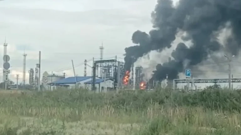 Украина вывела из строя крупнейший НПЗ России - изображение 1