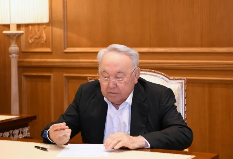 Назарбаев проголосовал на выборах в Курултай дома из-за операции - изображение 1