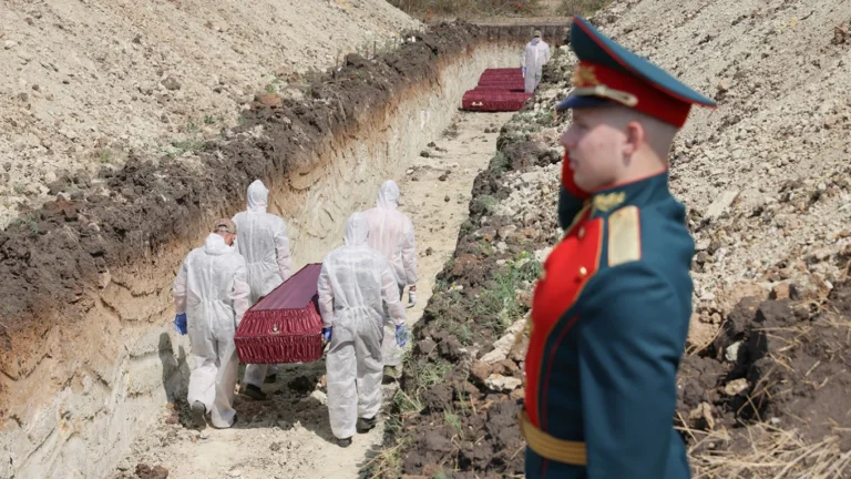 Россия теряет больше людей, чем успевает набрать - изображение 1
