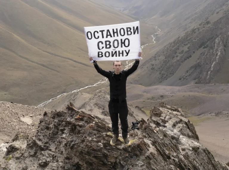 Казахстанский художник выступил на пике Путина в Кыргызстане против войны - изображение 1