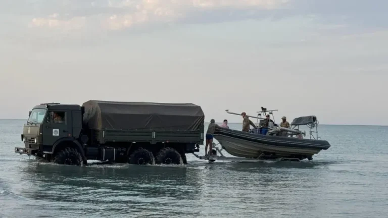 Троих военнослужащих наградили медалями «Ерлігі үшін» после трагедии на Каспии - изображение 1