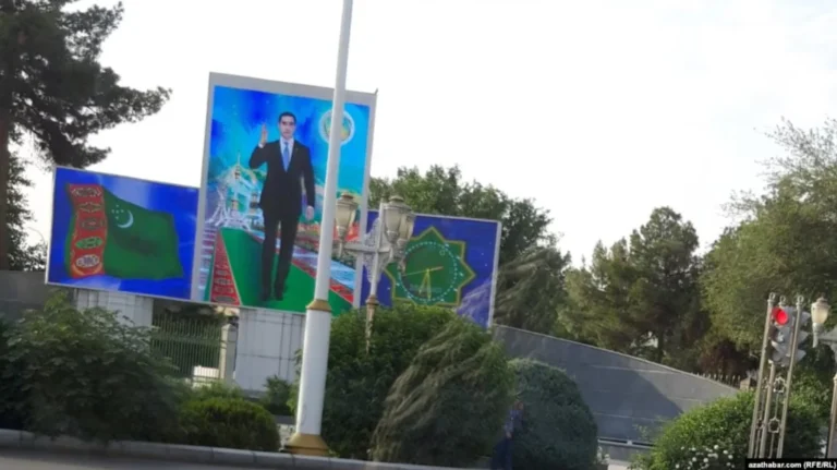 Бюджетников Туркменистана заставляют покупать стихи и новые портреты президента - изображение 1