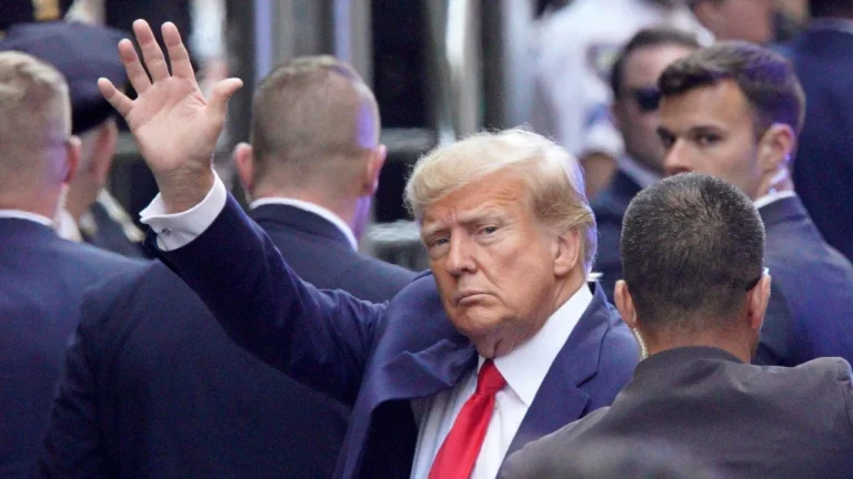 Трамп выгнал ряд СМИ из Белого дома - изображение 1