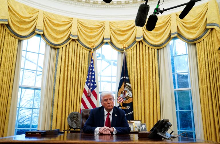 36 медиков призвали отстранить Трампа от власти - изображение 1