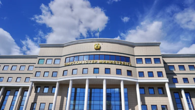 МИД Казахстана осудил атаки на Саудовскую Аравию после нового удара по аэропорту Эр-Рияда - изображение 1