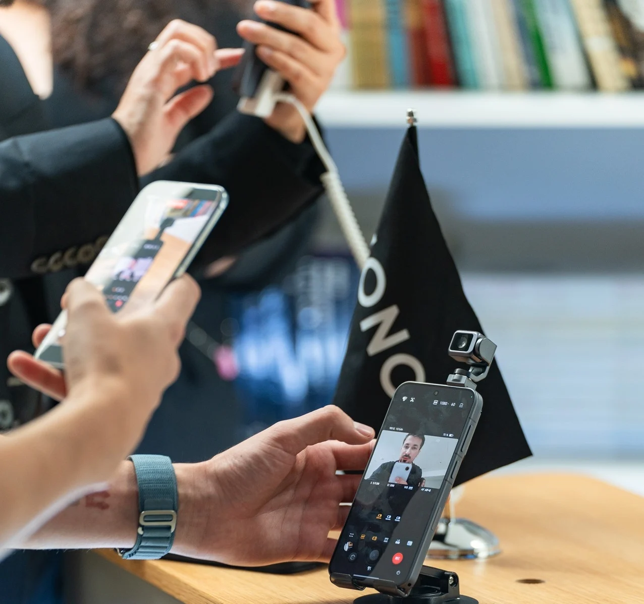 Изображение 2 для Эксклюзивный показ HONOR Robot Phone состоялся в Алматы