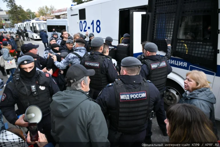 Согласованный митинг КПРФ в Москве закончился массовыми задержаниями - изображение 1