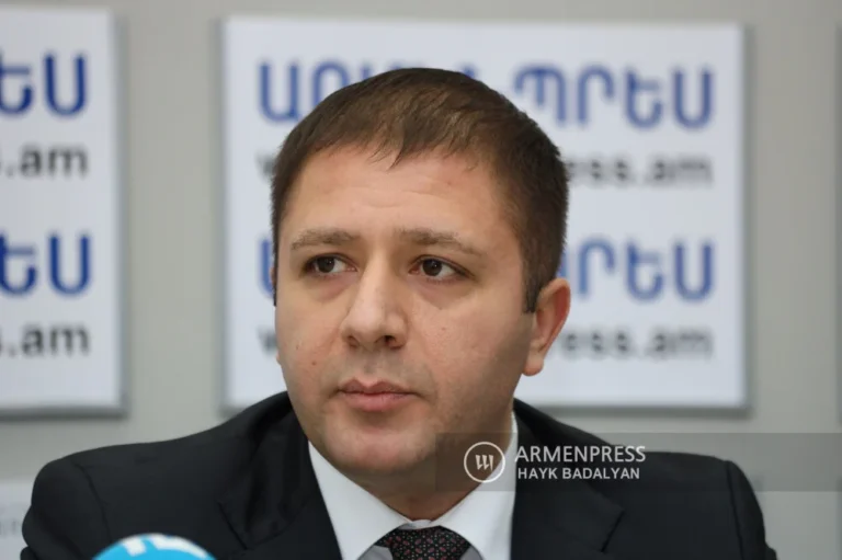 Не тот президент: в Армении уволили главу протокола после оговорки Пашиняна - изображение 1