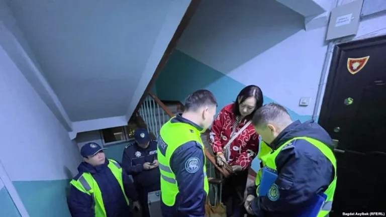 Неизвестные взломали квартиру журналиста «Азаттык Азия», пока он был в полиции в Алматы - изображение 1