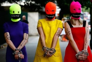 Изображение 1 для Одну из Pussy Riot изолировали от осужденных