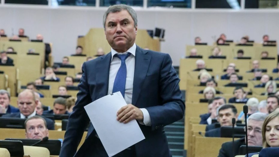 Изображение 1 для Спикер российской Госдумы Вячеслав Володин агитирует сограждан и пугает тем, что без повышения пенсионного возраста их ожидает безденежная старость.