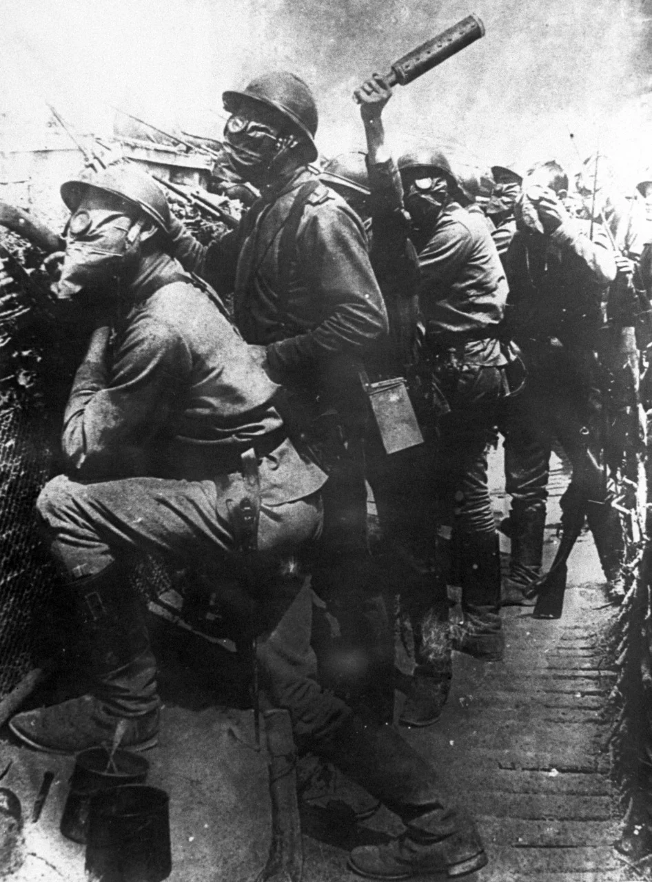 Изображение 4 для Роль женщины - позвать за стол перемирия