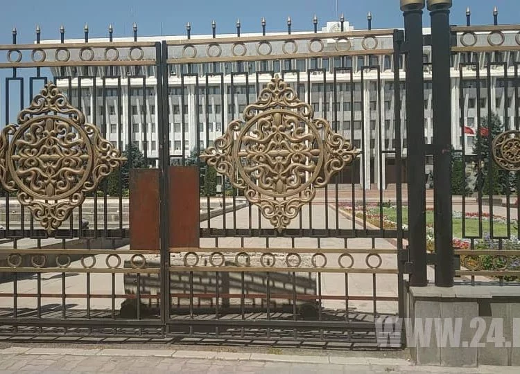 Изображение 1 для Экс-президент Кыргызстана Алмазбек Атамбаев заявил, что сегодня в 16:00 собирается провести митинг возле здания «Форум» в Бишкеке. В «Белом доме» усилили меры безопасности.