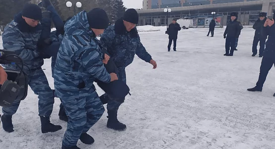 Изображение 1 для Несколько десятков человек, вернувшихся с похорон Дулата Агадила, задержаны силовиками в столице около «Конгресс-Холла» и «ЦУМа».
