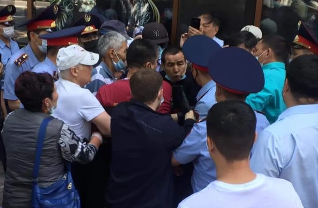 Изображение 5 для Сначала дезинфекции, затем митинги. Потом решили совместить