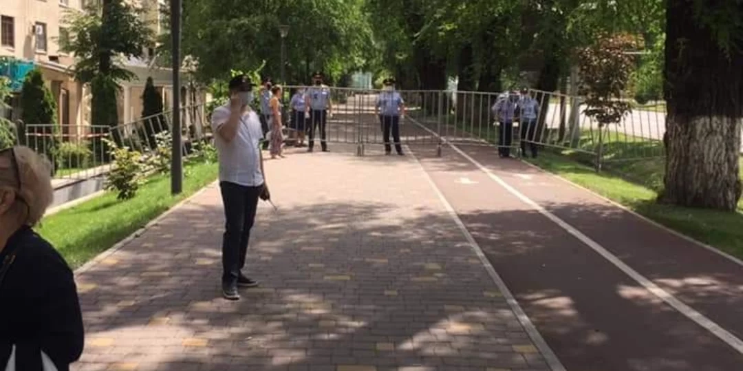 Изображение 7 для Сначала дезинфекции, затем митинги. Потом решили совместить