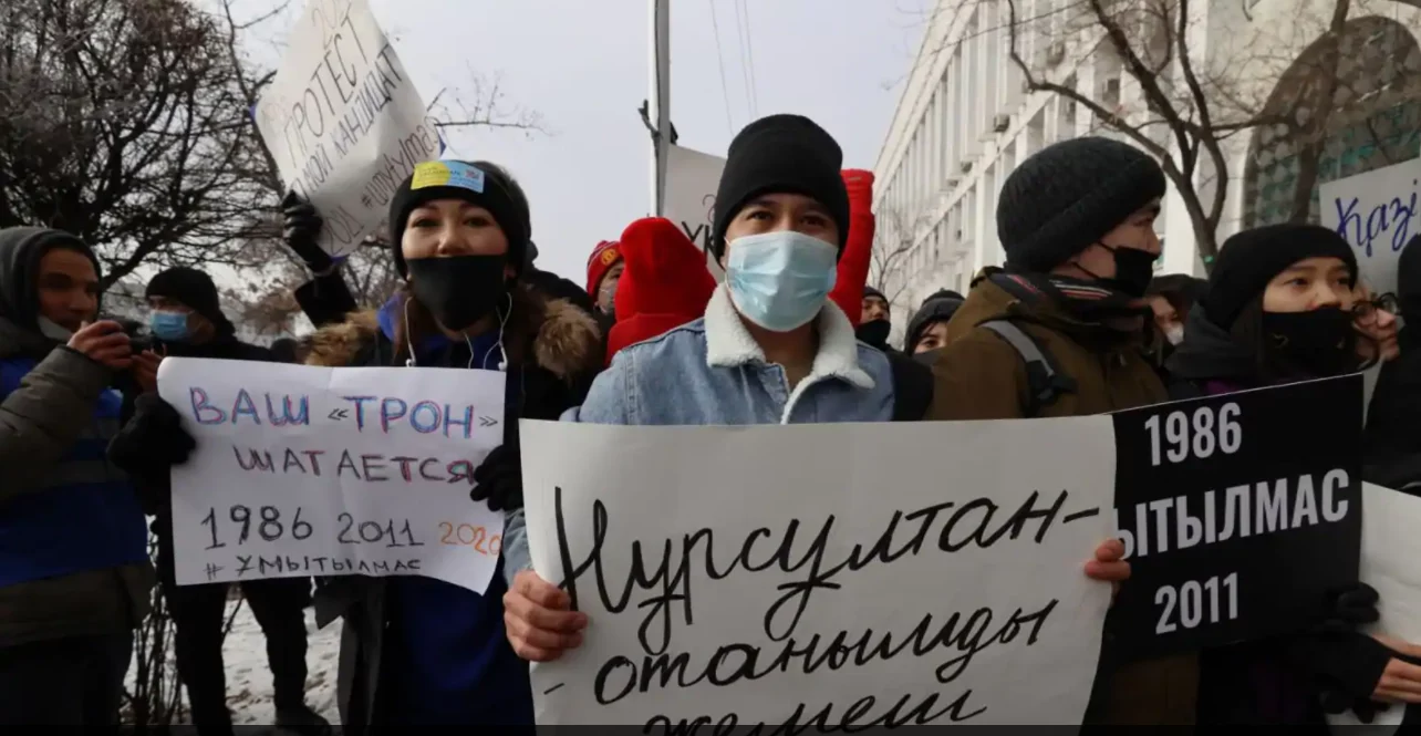 Изображение 8 для Желтоксан 2020: в Алматы сотни людей собрались на площади, но попали в окружение СОБРа