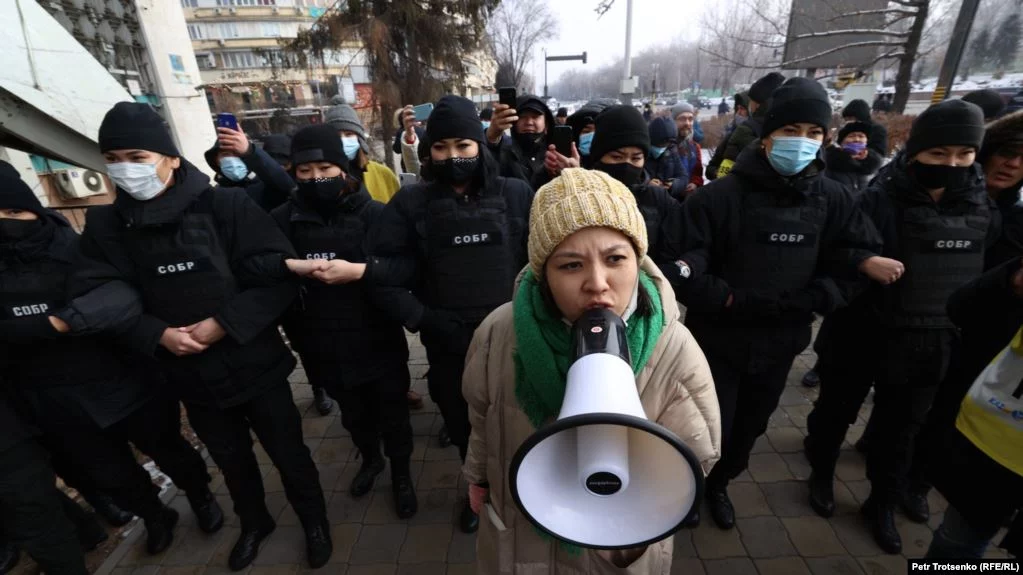 Изображение 10 для Желтоксан 2020: в Алматы сотни людей собрались на площади, но попали в окружение СОБРа