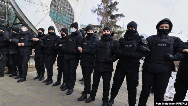 Изображение 9 для Желтоксан 2020: в Алматы сотни людей собрались на площади, но попали в окружение СОБРа