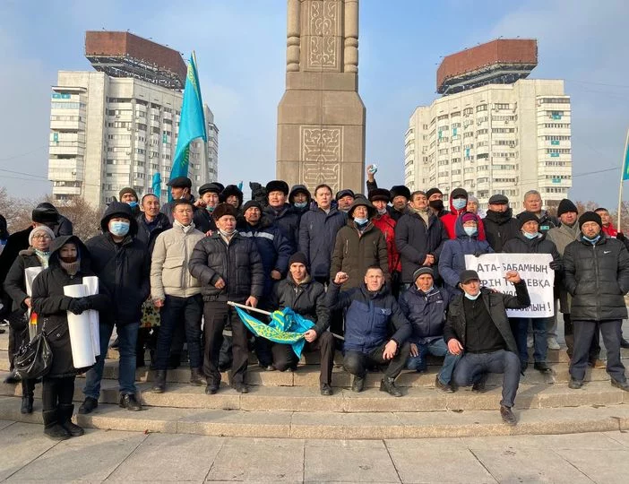 Изображение 11 для Желтоксан 2020: в Алматы сотни людей собрались на площади, но попали в окружение СОБРа