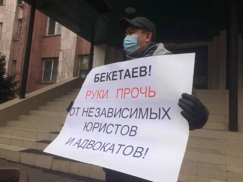 Изображение 3 для Амангельды Шорманбаев провел пикет перед департаментом юстиции Алматы
