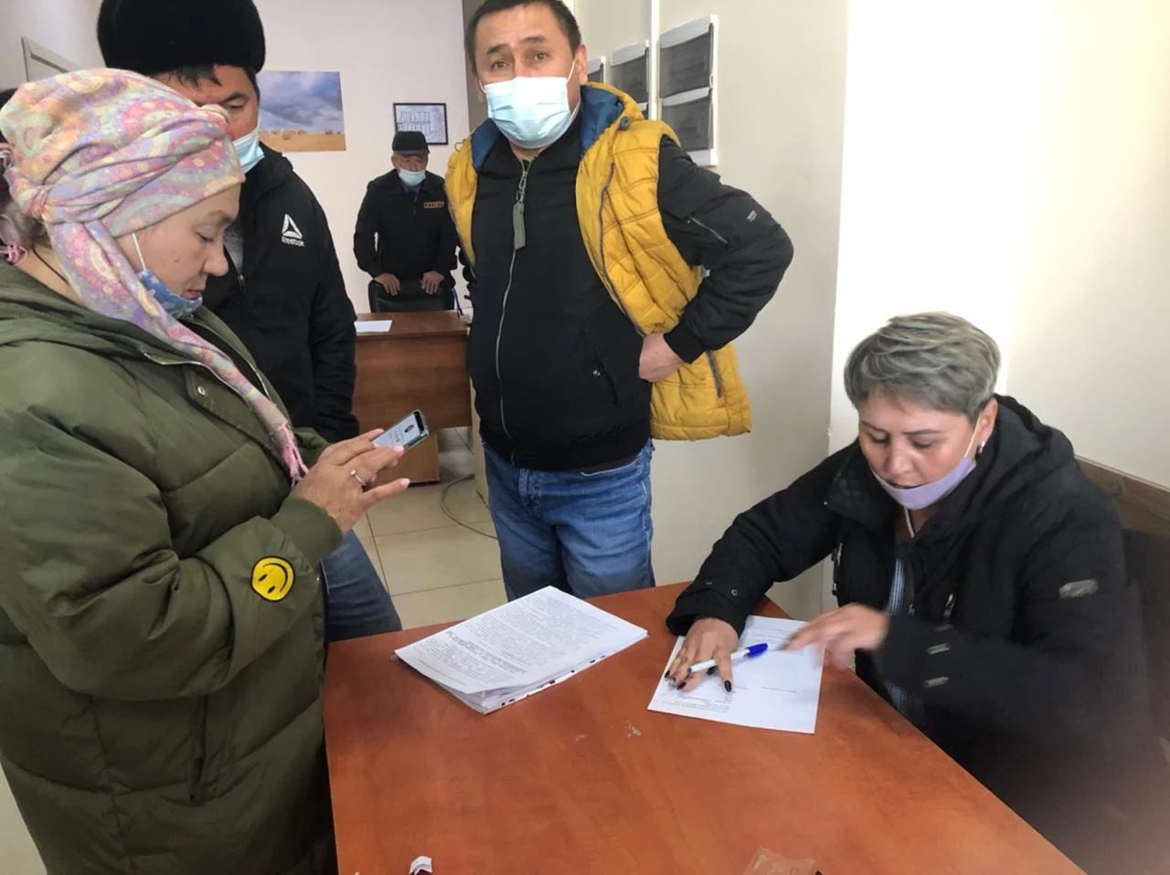 Изображение 3 для Митинговать или судиться: уволенные после забастовки крановщики на перепутье