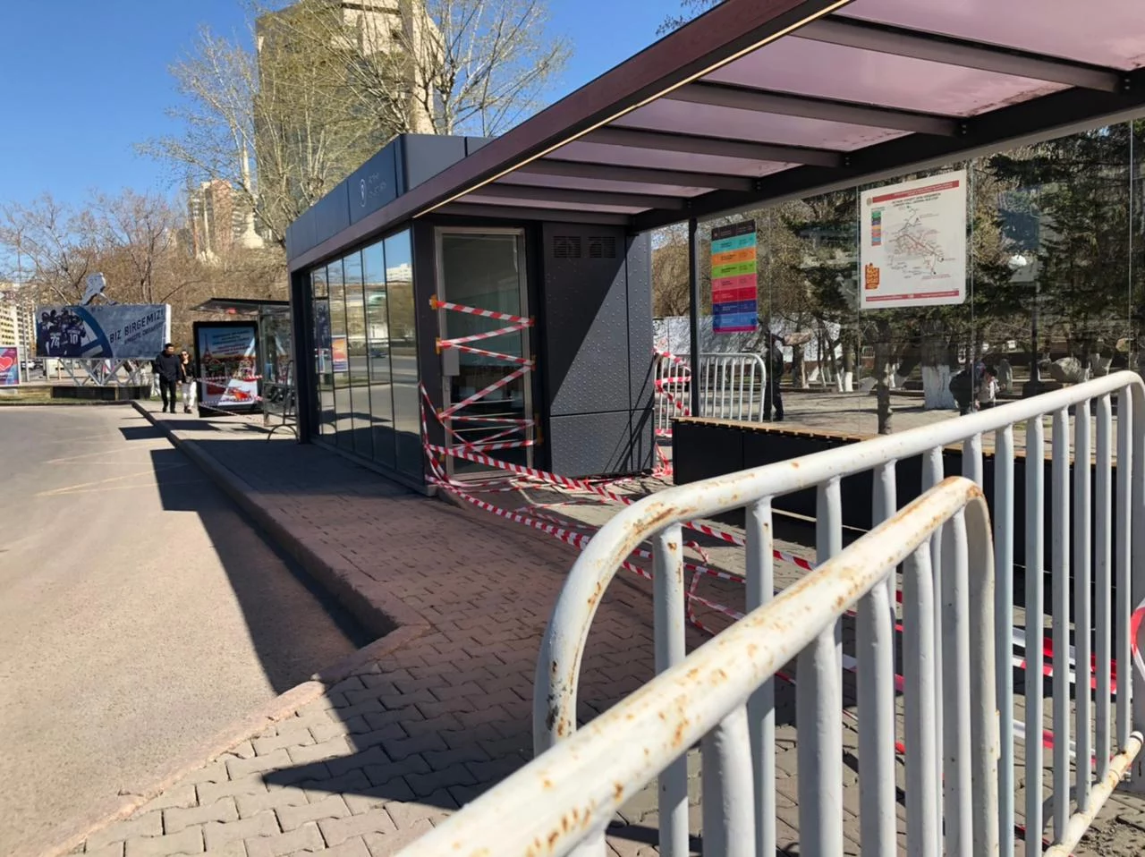 Изображение 17 для День митингов в Нур-Султане: более полусотни единиц автотехники и ни одного протестующего