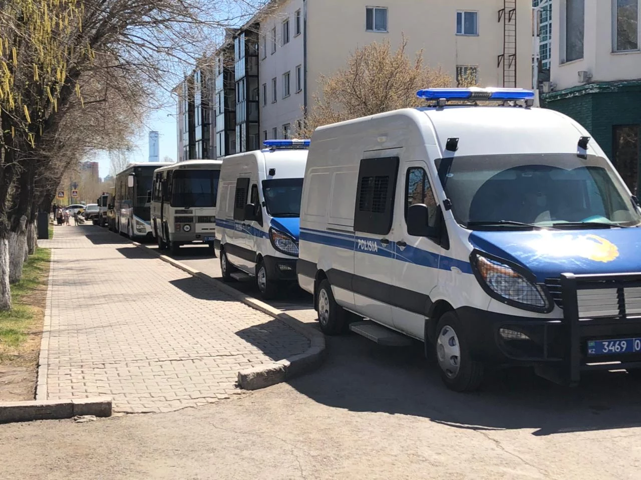 Изображение 24 для День митингов в Нур-Султане: более полусотни единиц автотехники и ни одного протестующего