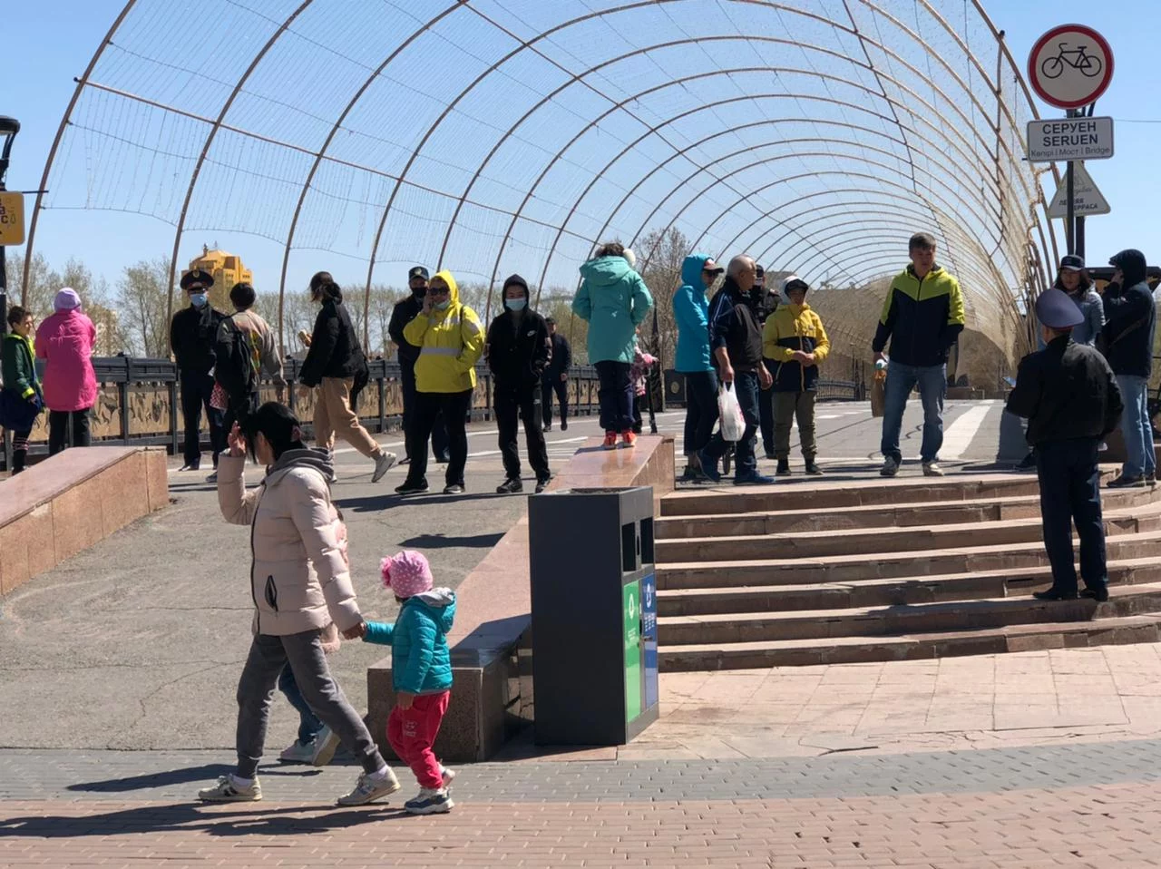 Изображение 25 для День митингов в Нур-Султане: более полусотни единиц автотехники и ни одного протестующего