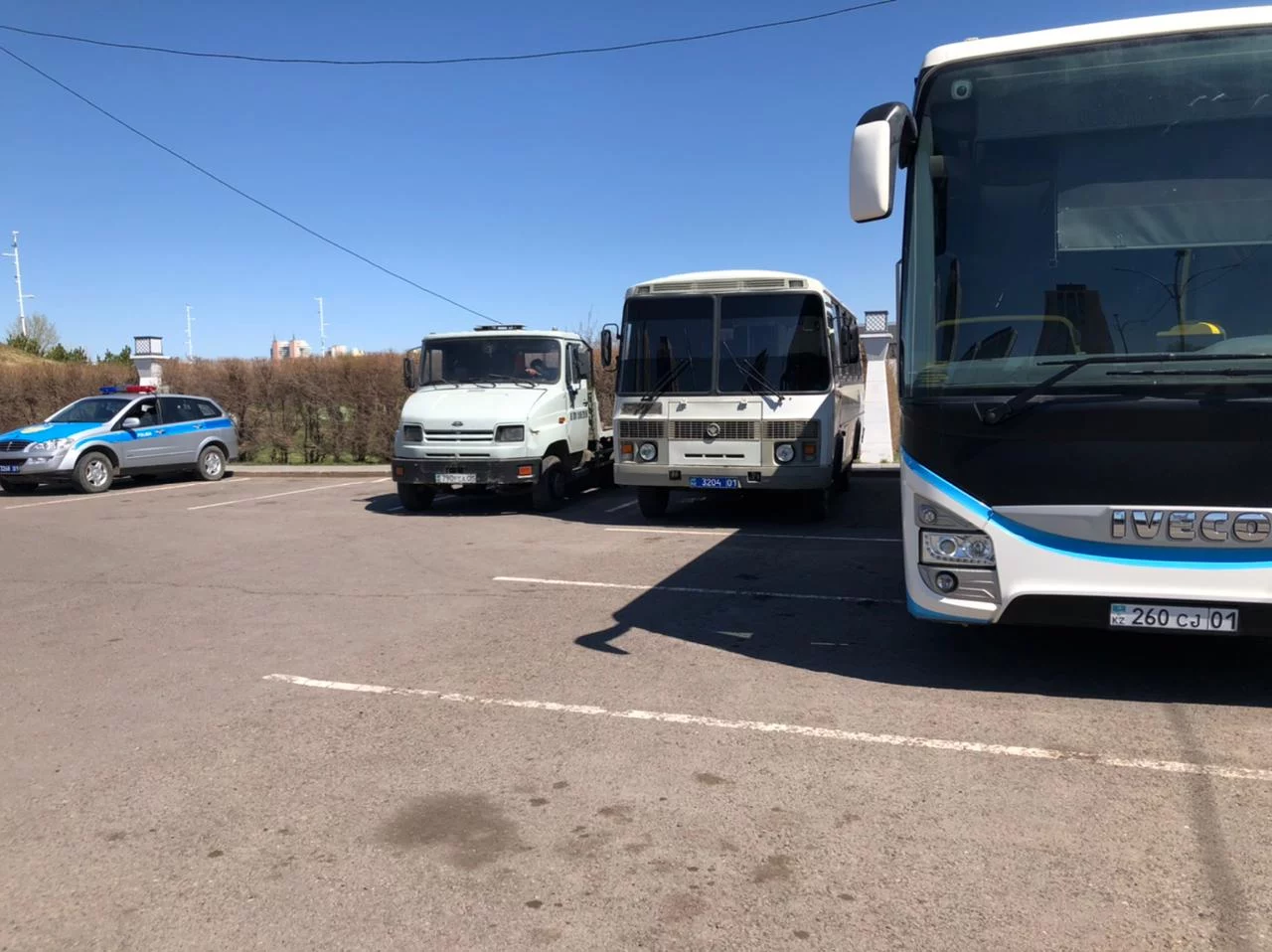 Изображение 27 для День митингов в Нур-Султане: более полусотни единиц автотехники и ни одного протестующего