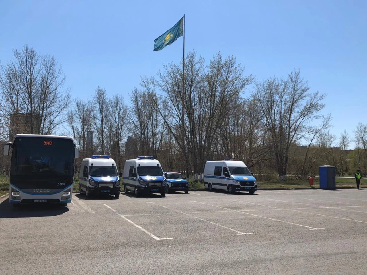 Изображение 31 для День митингов в Нур-Султане: более полусотни единиц автотехники и ни одного протестующего