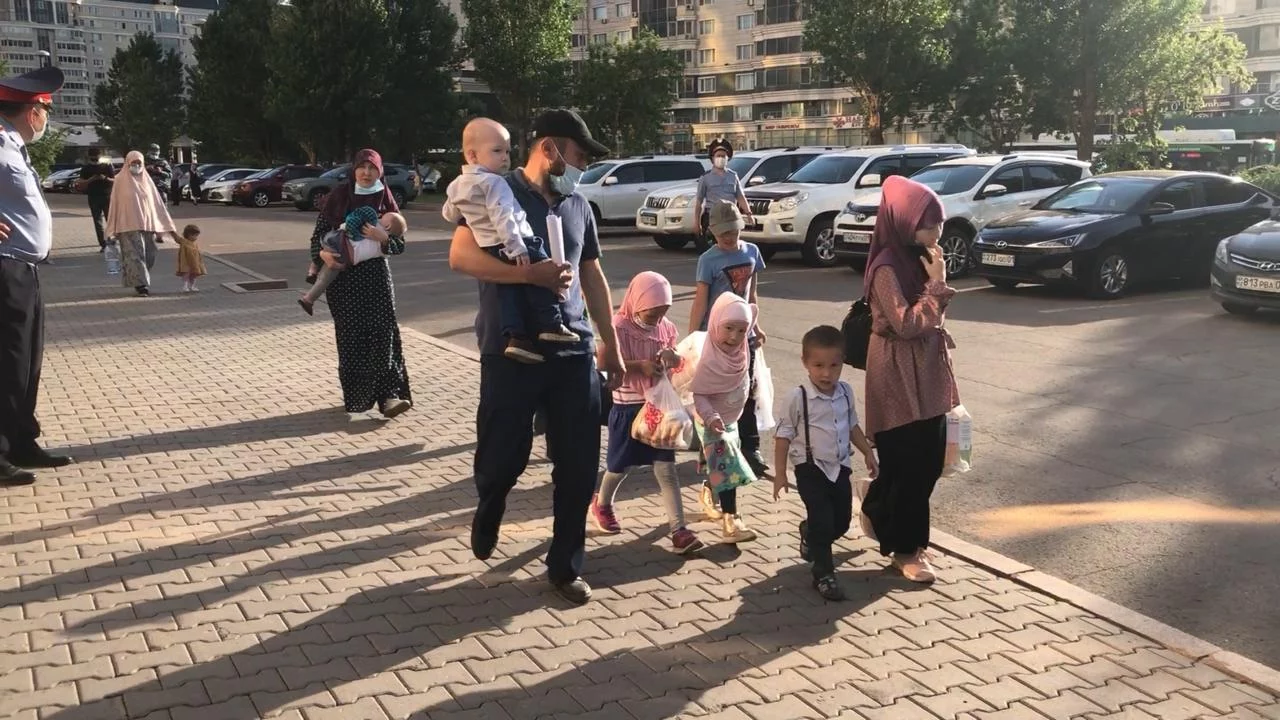 Изображение 3 для Дети в кеттлинге: переселенцам с юга отказали в предоставлении жилья «по указанию КНБ»