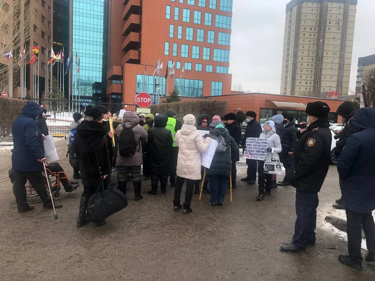 Изображение 1 для В Международный день инвалидов прошли два митинга с требованием санкций и отставок министров