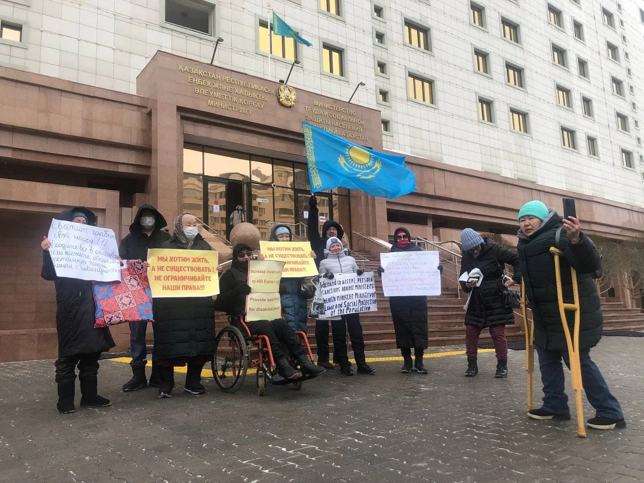 Изображение 7 для В Международный день инвалидов прошли два митинга с требованием санкций и отставок министров