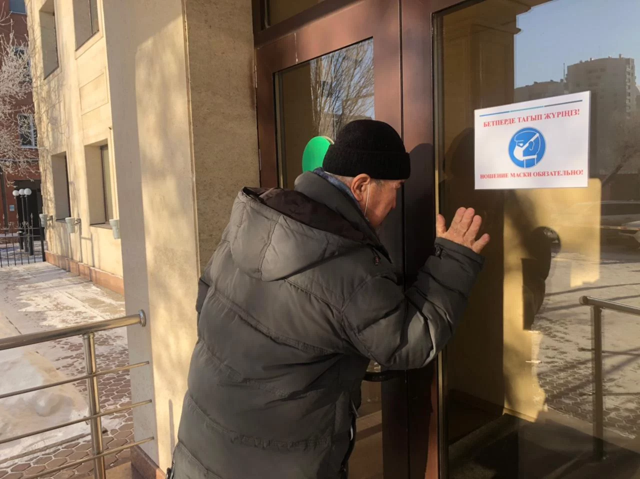 Изображение 4 для «Перед нашим носом дверь захлопнули!»: в двух офисах Nur Otan отказались принимать посетителей из регионов