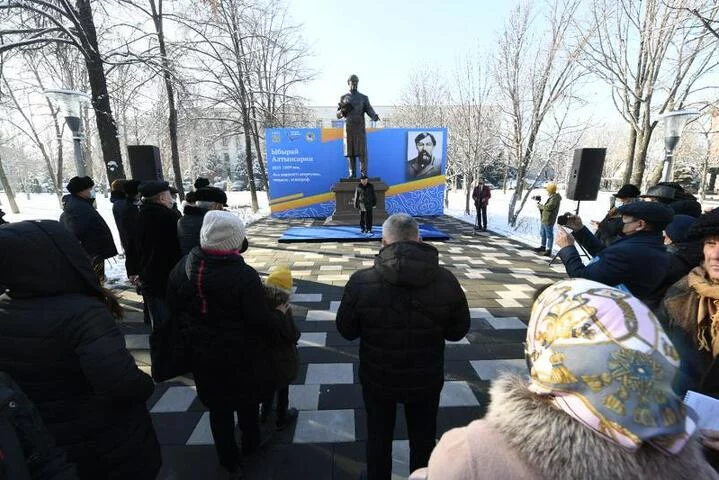 Изображение 3 для Памятник Ыбыраю Алтынсарину открыли в Алматы