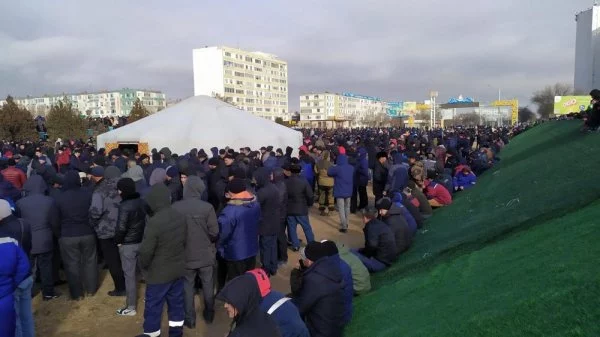 Изображение 1 для В Актау пластиковую инсталяцию за 15 млн тенге дети используют в качестве горки