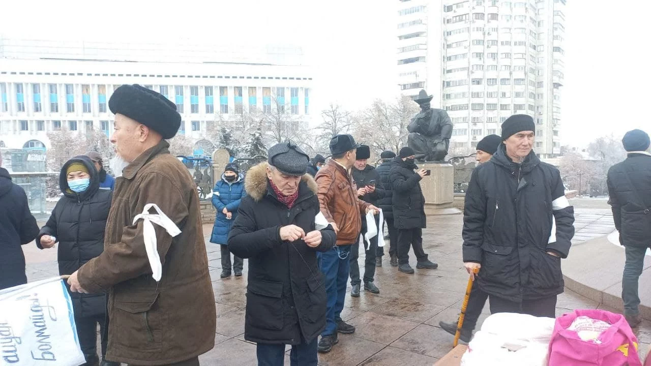 Изображение 5 для В Алматы на несанкционированный траурный митинг вышло две сотни человек