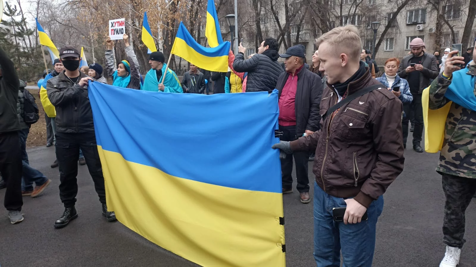 Изображение 9 для В Алматы начался митинг против военных действий на Украине