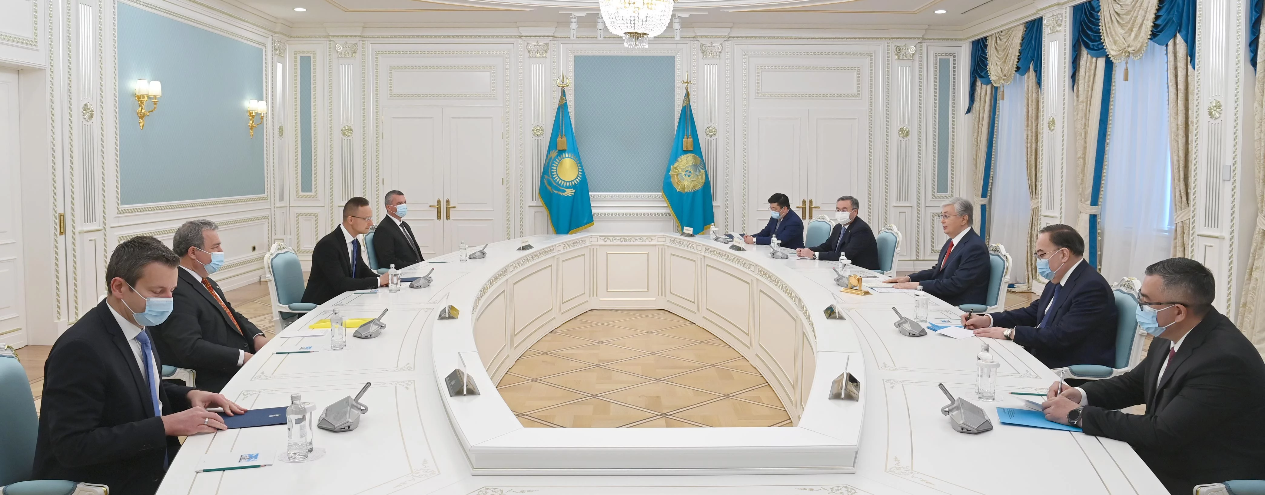 Изображение 5 для Касым-Жомарт Токаев принял министра внешнеэкономических связей и иностранных дел Венгрии Петера Сийарто, прибывшего в столицу Казахстана в рамках рабочего турне по странам Центральной Азии.