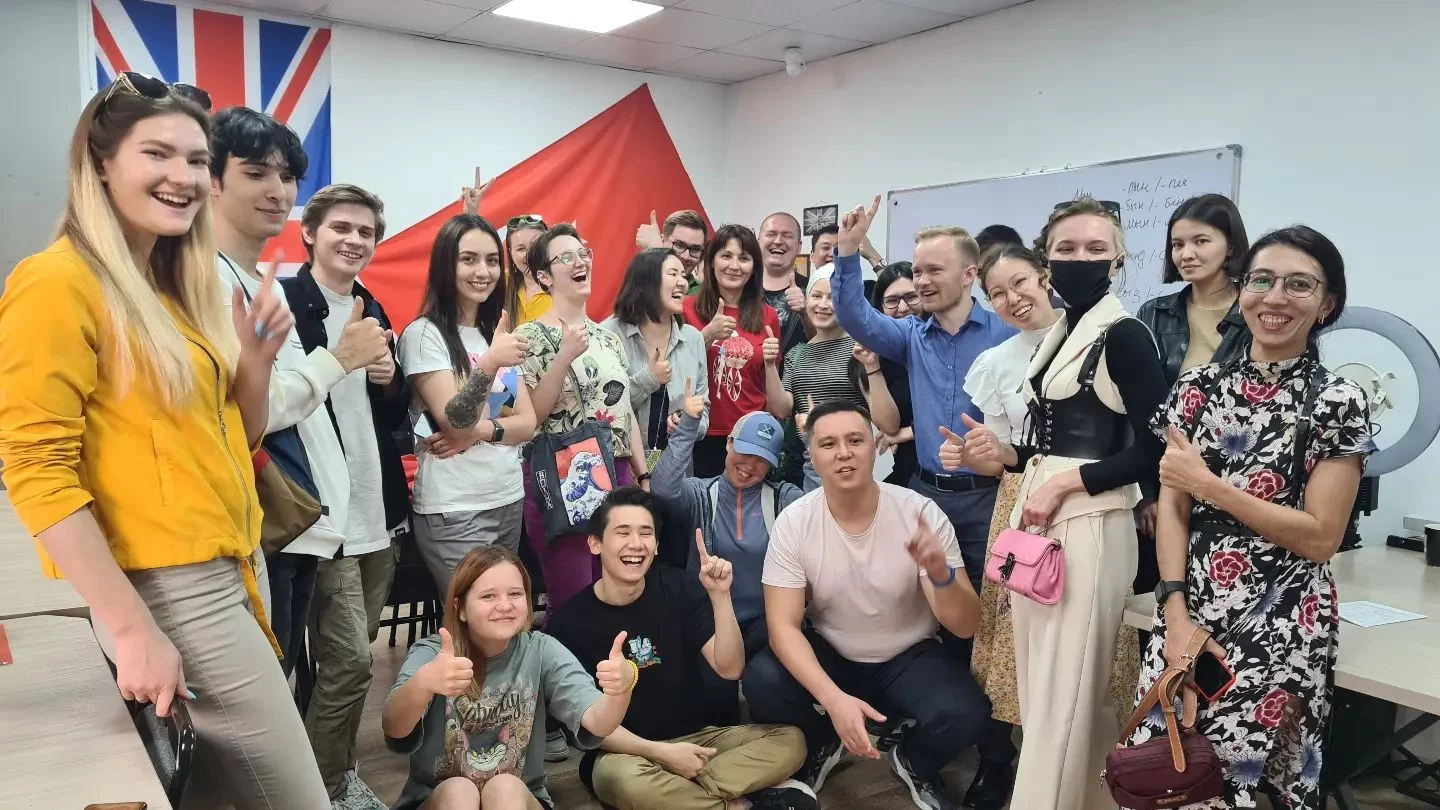 Изображение 3 для В Алматы открылся бесплатный клуб разговорного казахского языка «Бiз казактармыз!». За короткое время он набрал 300 сотни желающих заговорить на государственном языке. Его «отцом»-основателем стал алматинец Алексей Скалозубов.