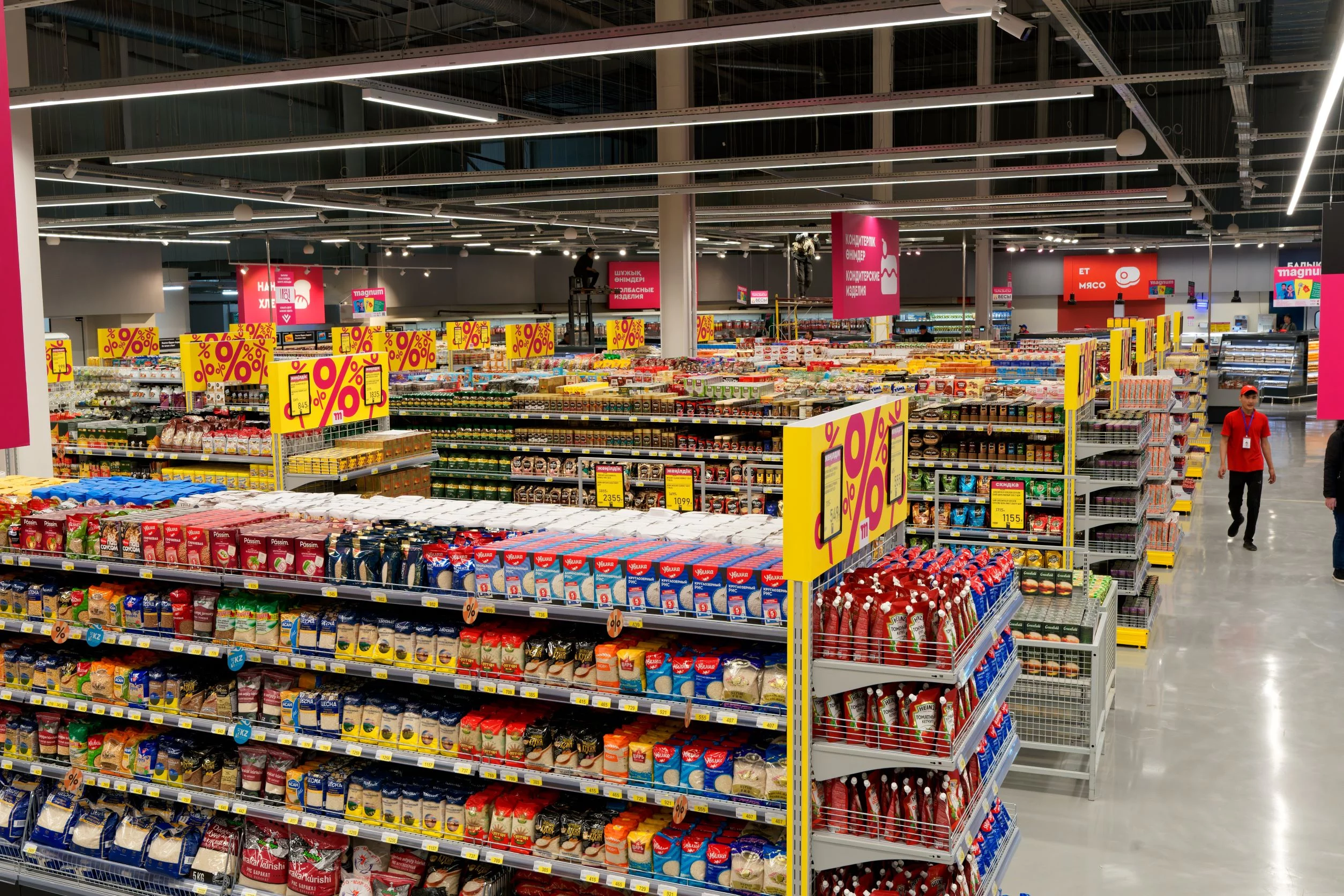 Изображение 5 для Александр Муравьев, коммерческий директор Magnum Cash&Carry ответил на вопросы exclusive.kz о том, ждет ли нас товарный голод, как их поставщики реагируют на санкционные ограничения и как торговая сеть пытается контролировать цены, занимая 8 процентов доли на рынке продуктов питания.