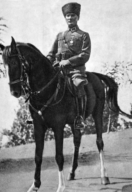 ataturk-at-uzerinde-708x1024
